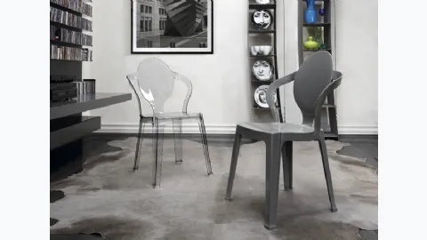 Stackable outdoor chair made of recyclable polycarbonate Spoon by Scab Design.