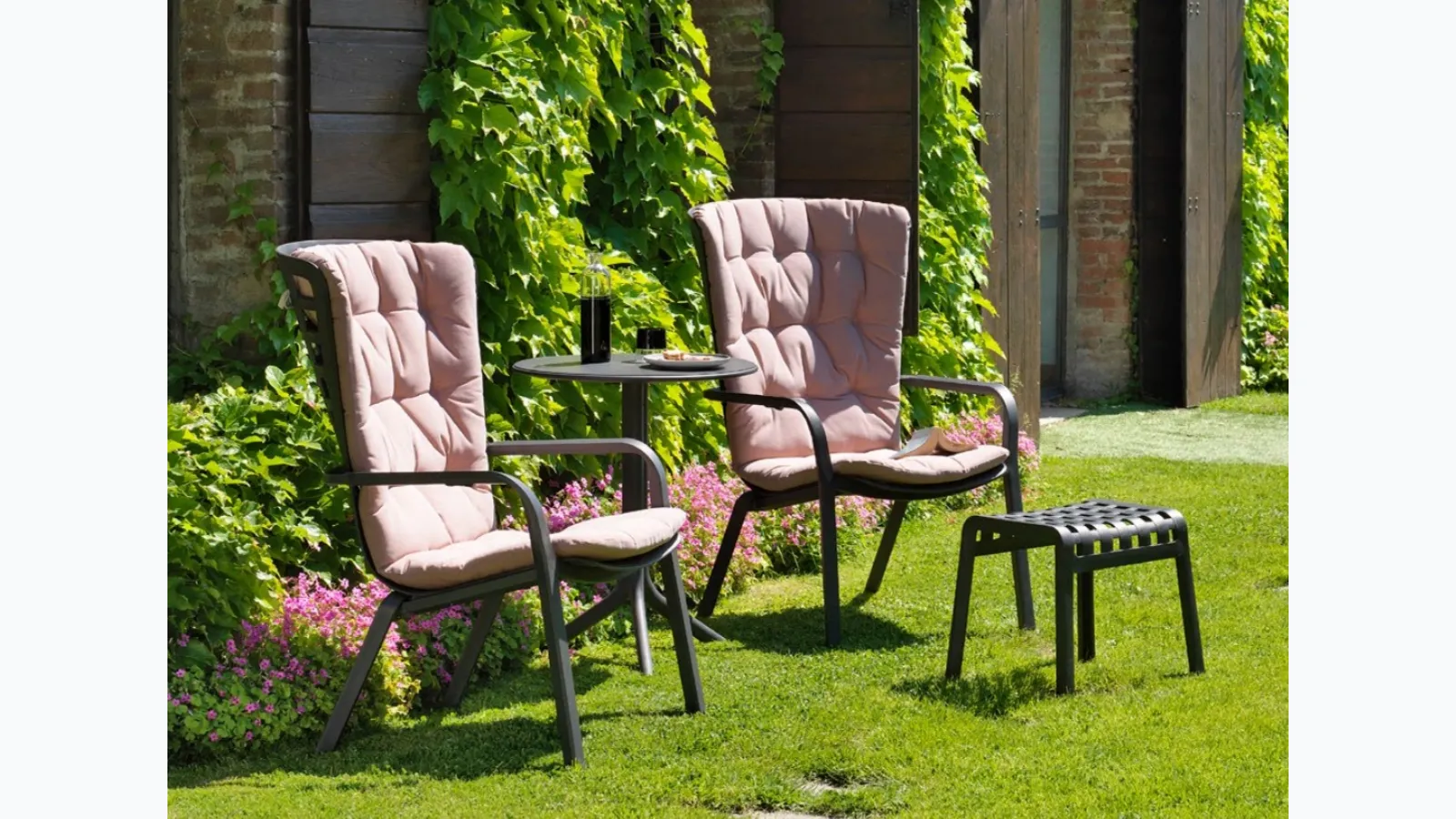 Outdoor table with a round top and three-legged base Spritz by Nardi