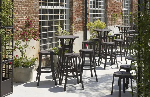 Stack outdoor plastic stools by Nardi