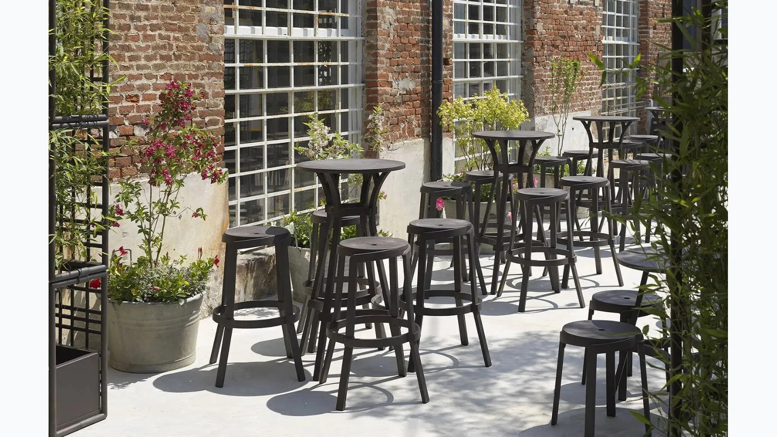 Stack outdoor plastic stools by Nardi