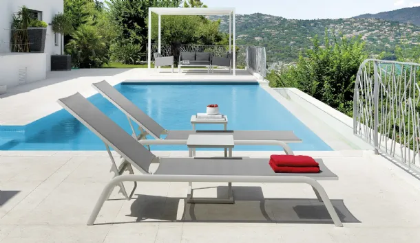 Step sunbed in textilene and aluminium by Talenti.