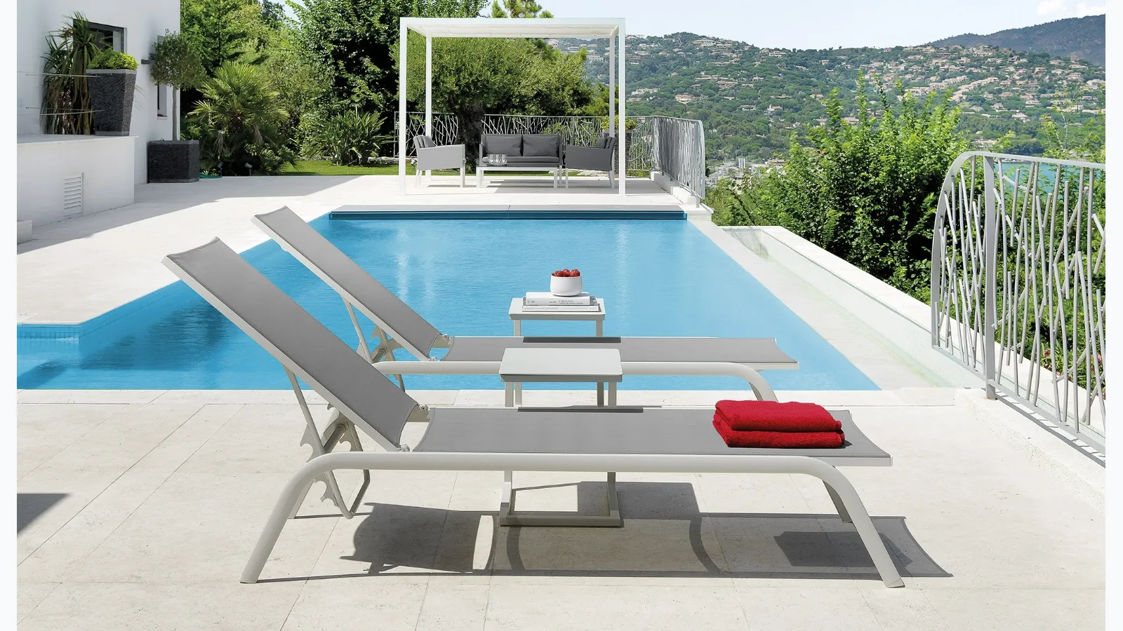 Step sunbed in textilene and aluminium by Talenti.
