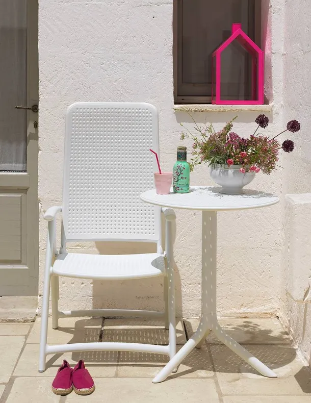 Outdoor side table with a round top characterized by decorative little holes, three-legged base, easy to assemble and disassemble, offered with a kit that allows you to obtain two different heights, Step by Nardi.