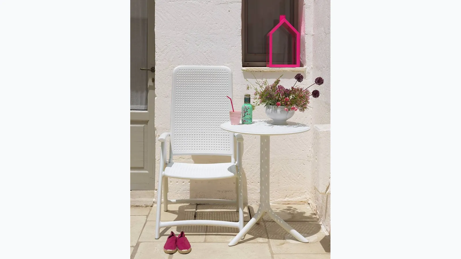 Outdoor side table with a round top characterized by decorative little holes, three-legged base, easy to assemble and disassemble, offered with a kit that allows you to obtain two different heights, Step by Nardi.