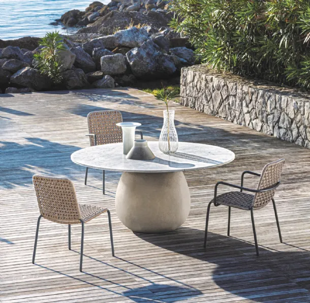 Straw chair in polyethylene rope and aluminum by Gervasoni.