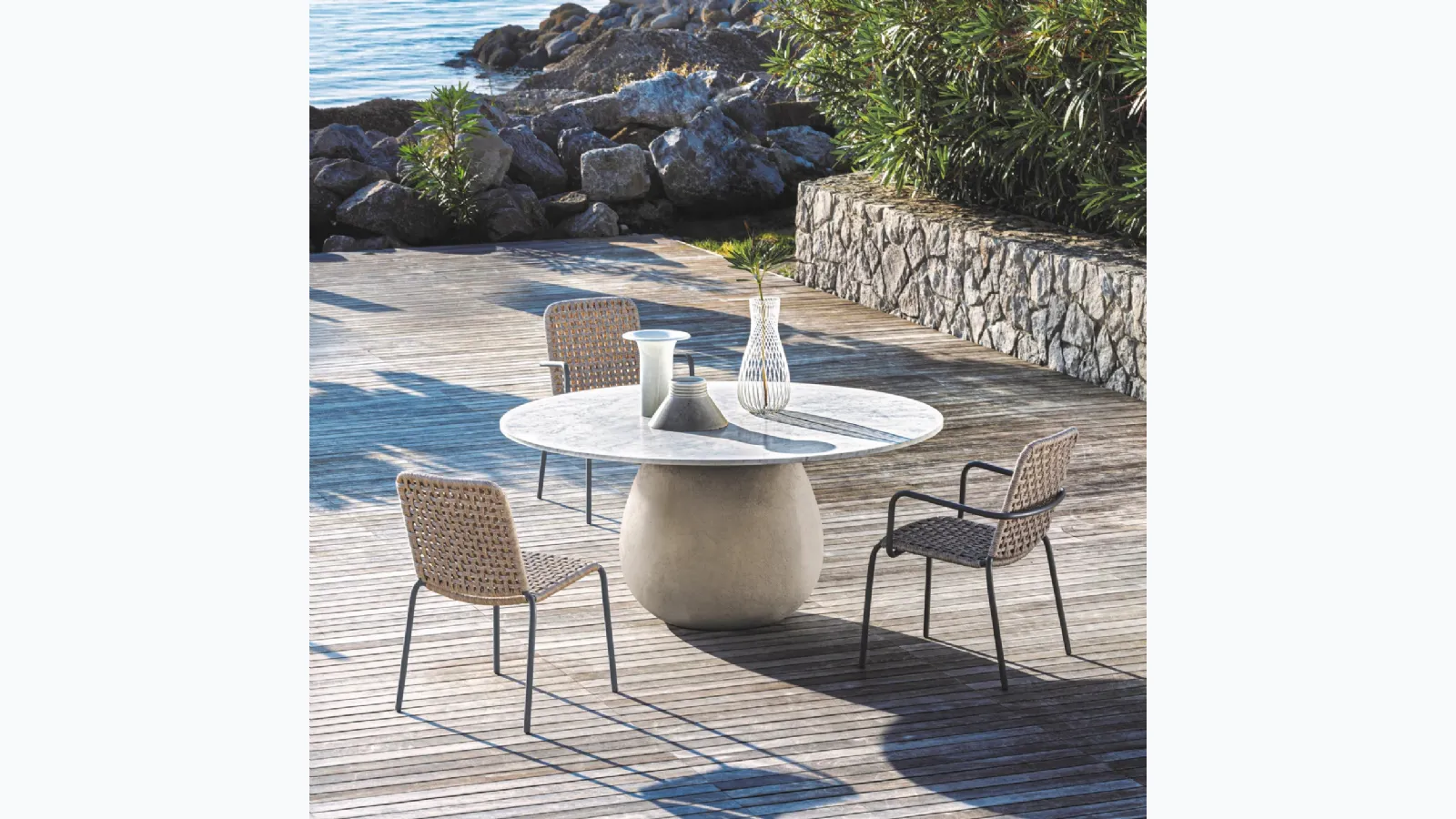 Straw chair in polyethylene rope and aluminum by Gervasoni.
