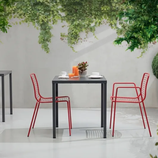 Garden table and chairs with or without armrests in galvanized steel and black painted Summer by Scab Design.