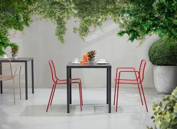 Garden table and chairs with or without armrests in galvanized steel and black painted Summer by Scab Design.