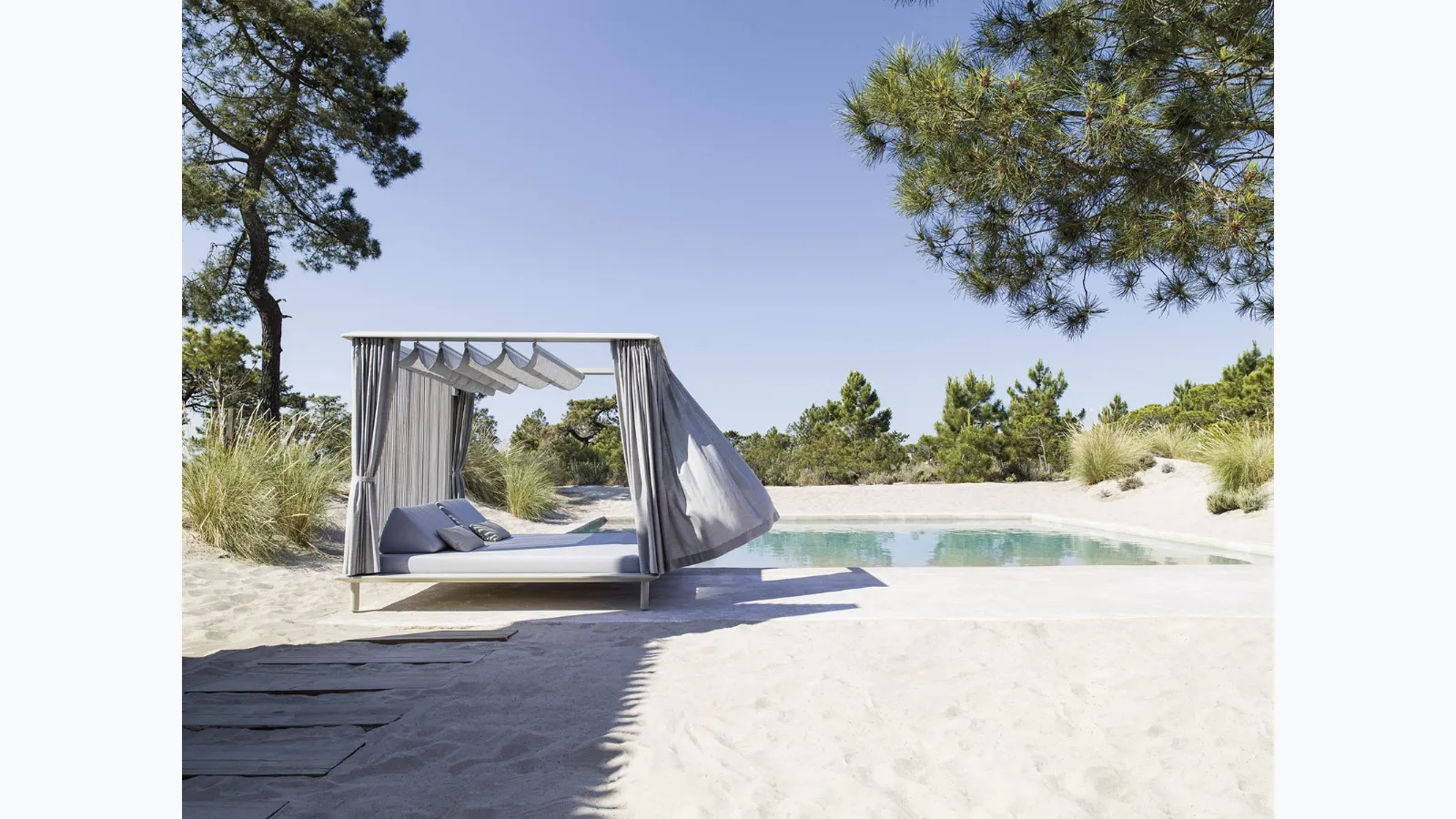 Aluminum and fabric Sunmoon gazebo by Varaschin.