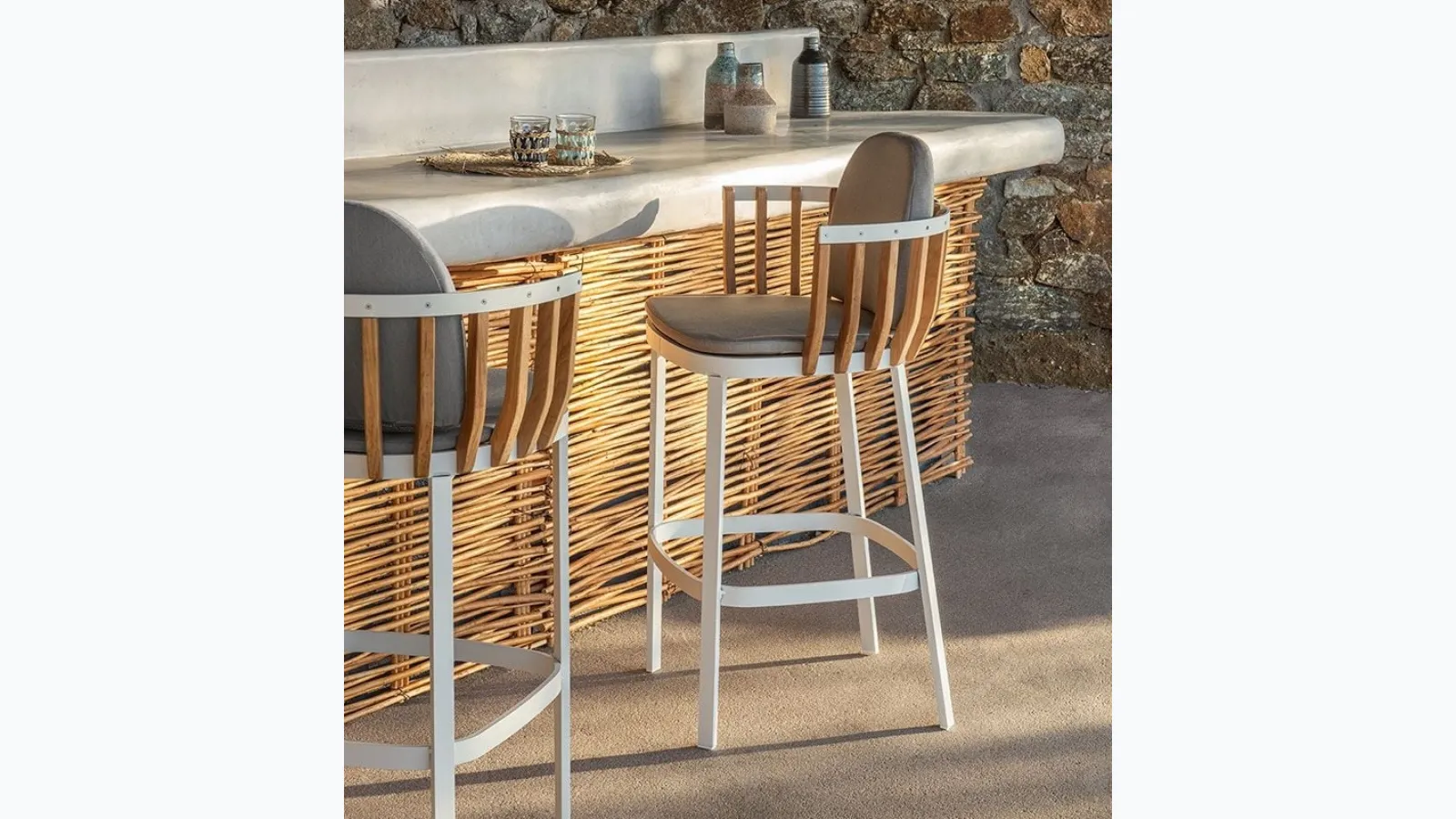 Swing stool in teak and aluminum by Ethimo.