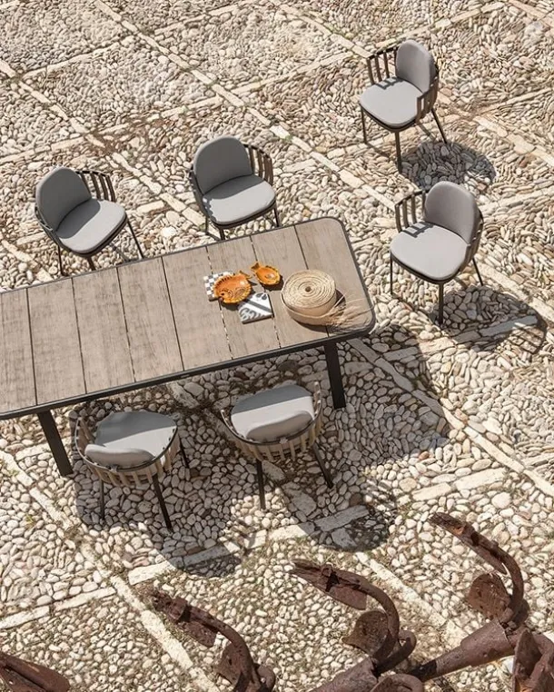 Swing table in teak and aluminum by Ethimo