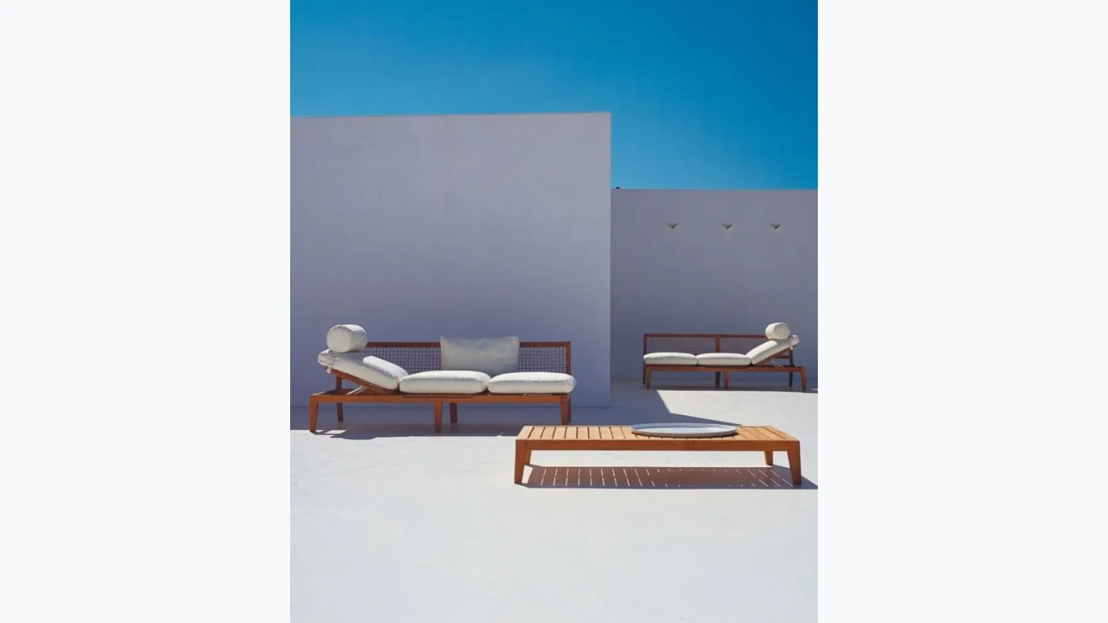 Synthesis sofa with adjustable teak seat, synthetic fiber and padded fabric by Unopiu.