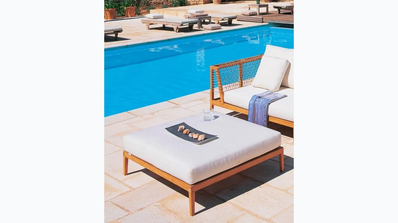 Synthesis pouf in teak, synthetic fiber, and cushion with padded fabric by Unopiu.