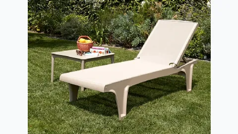 Sunbed with breathable fabric and thermoplastic frame Tahiti by Scab Design.