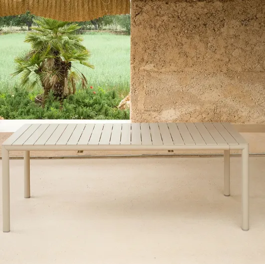 Extendable polypropylene table Tevere 147 by Nardi.