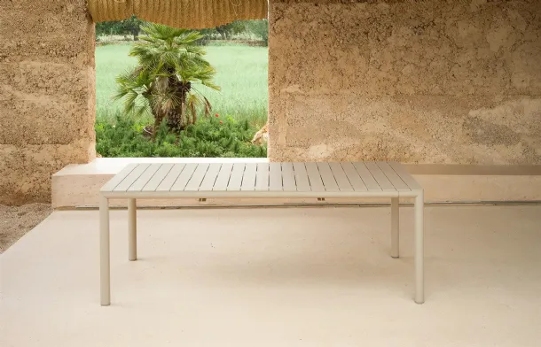 Extendable polypropylene table Tevere 147 by Nardi.