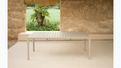 Extendable polypropylene table Tevere 147 by Nardi.