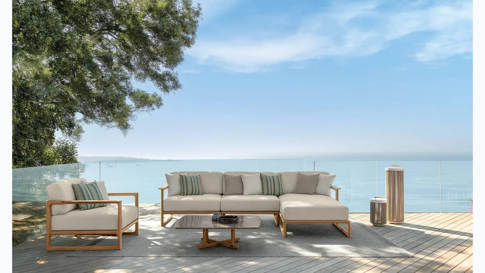 Outdoor furniture Thea in fabric and Talenti wood.