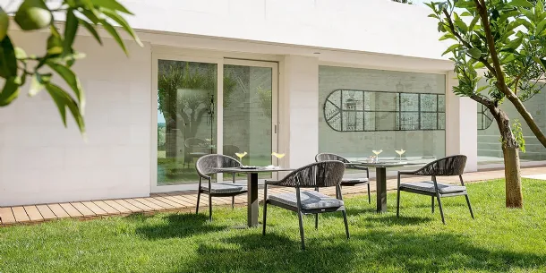 Small table Tight with steel stem with square section and HPL top by Varaschin