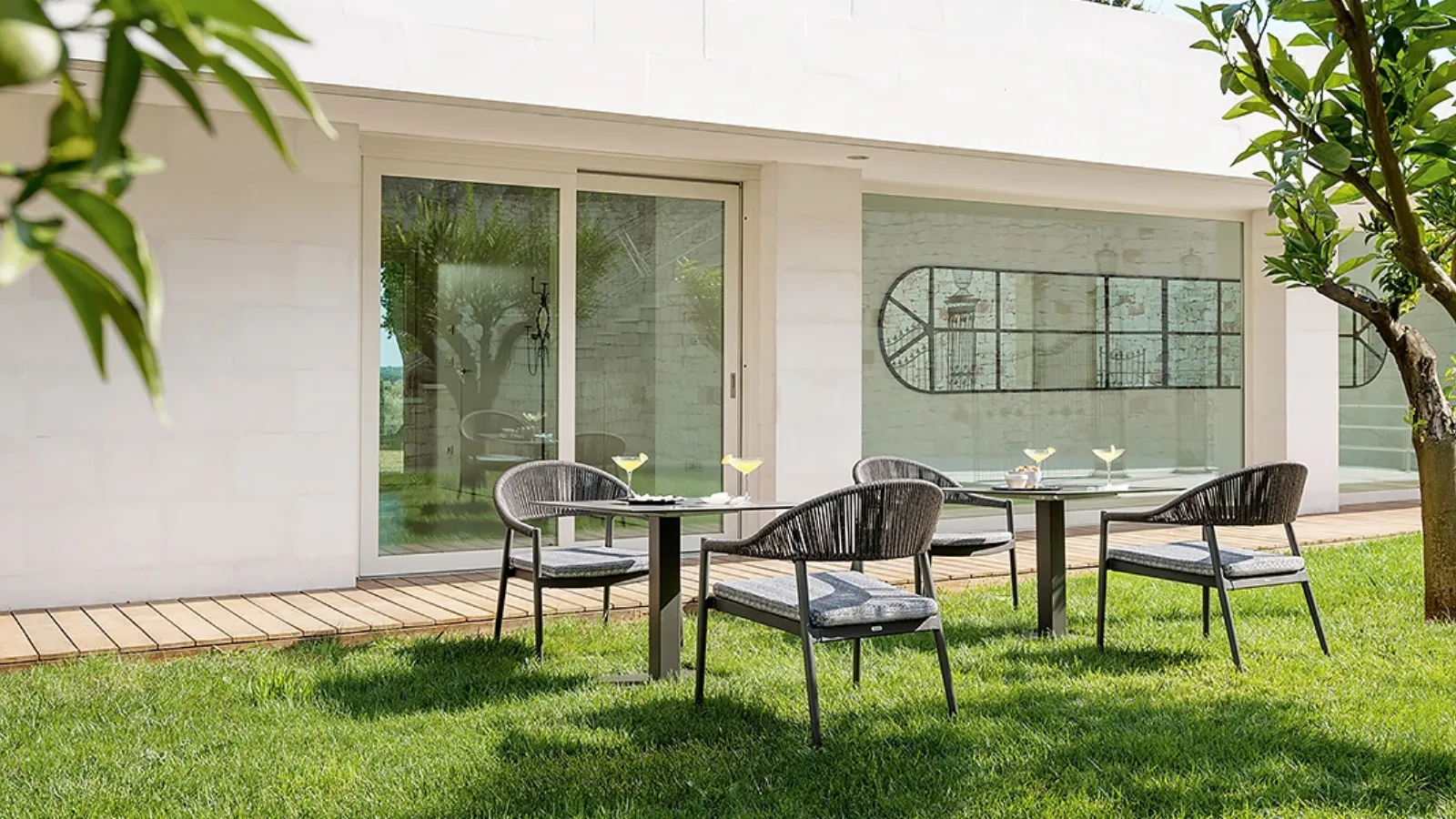 Small table Tight with steel stem with square section and HPL top by Varaschin