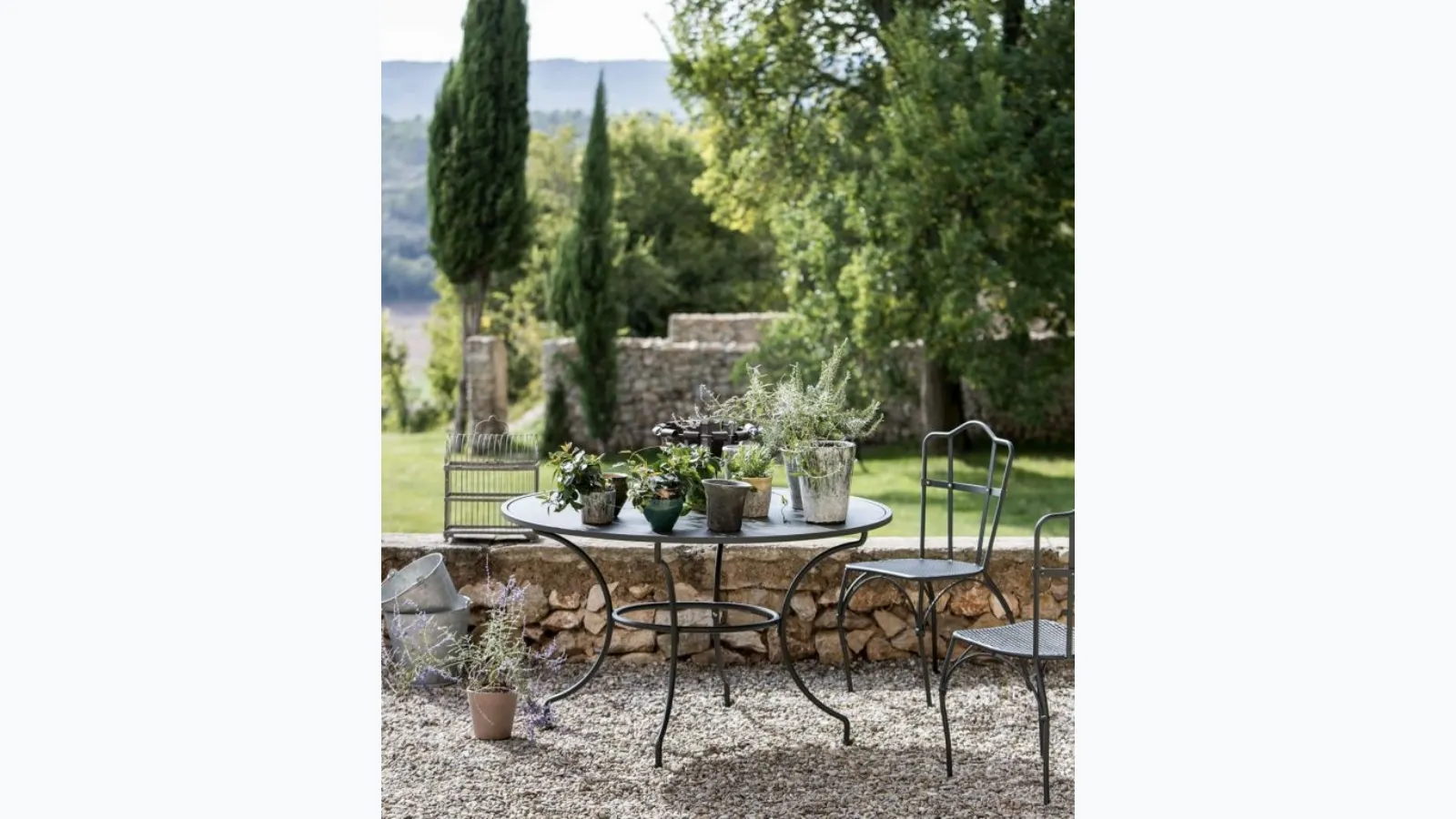 Round Tuscany iron table by Unopiu