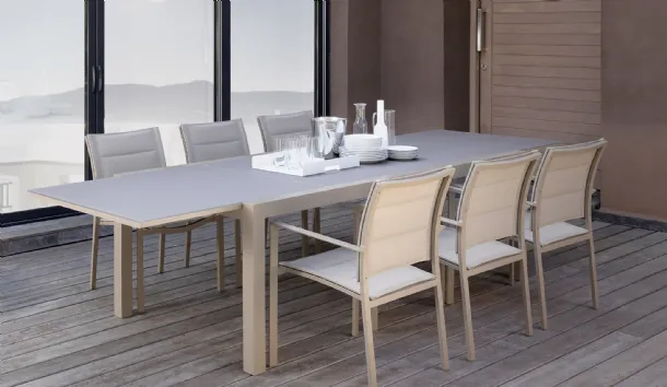 Extendable glass and aluminum table with fabric and aluminum chairs Touch by Talenti.