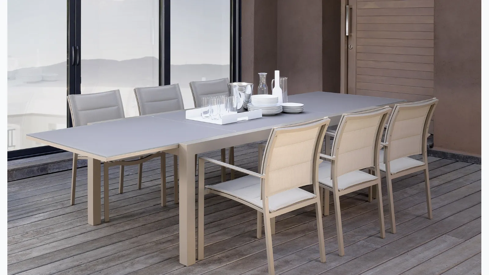 Extendable glass and aluminum table with fabric and aluminum chairs Touch by Talenti.
