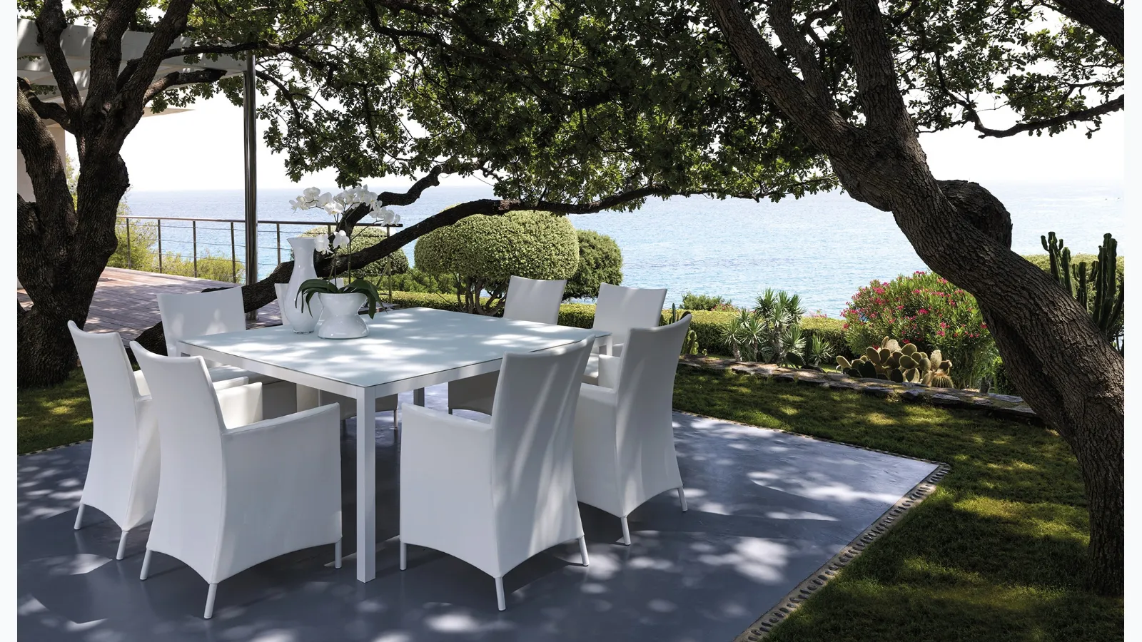 Square glass and aluminum table with Touch Talenti fabric and aluminum chairs.