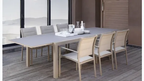 Extendable glass and aluminum table with fabric and aluminum chairs Touch by Talenti.