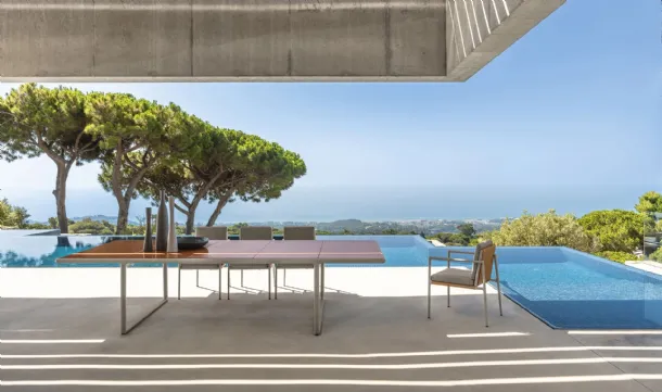 Extendable Tressé table in glazed lava stone with Talenti fabric chairs