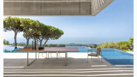 Extendable Tressé table in glazed lava stone with Talenti fabric chairs