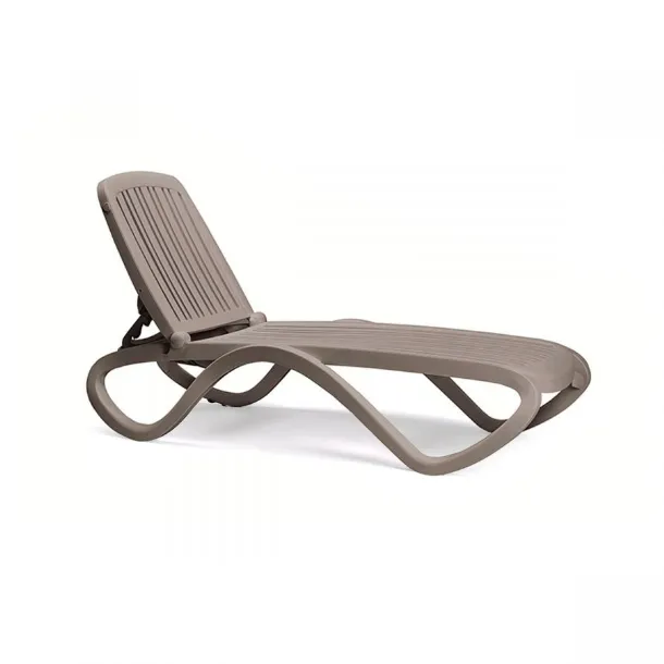Stackable sun lounger in polypropylene Tropico by Nardi.