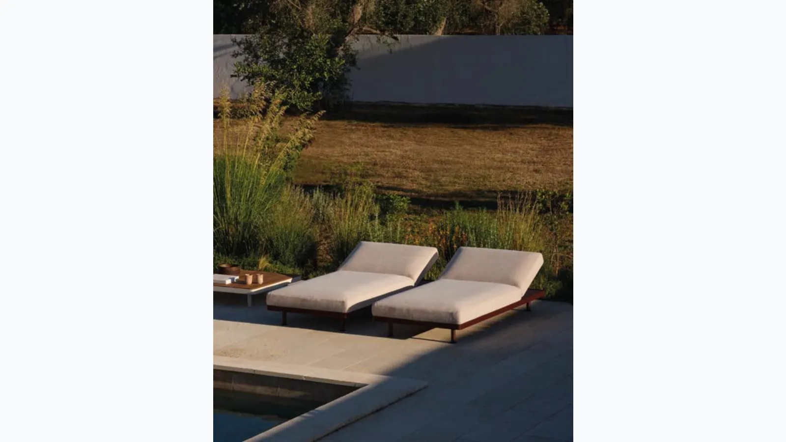 Sunbed in padded fabric and Unduetre wooden table by Fast.