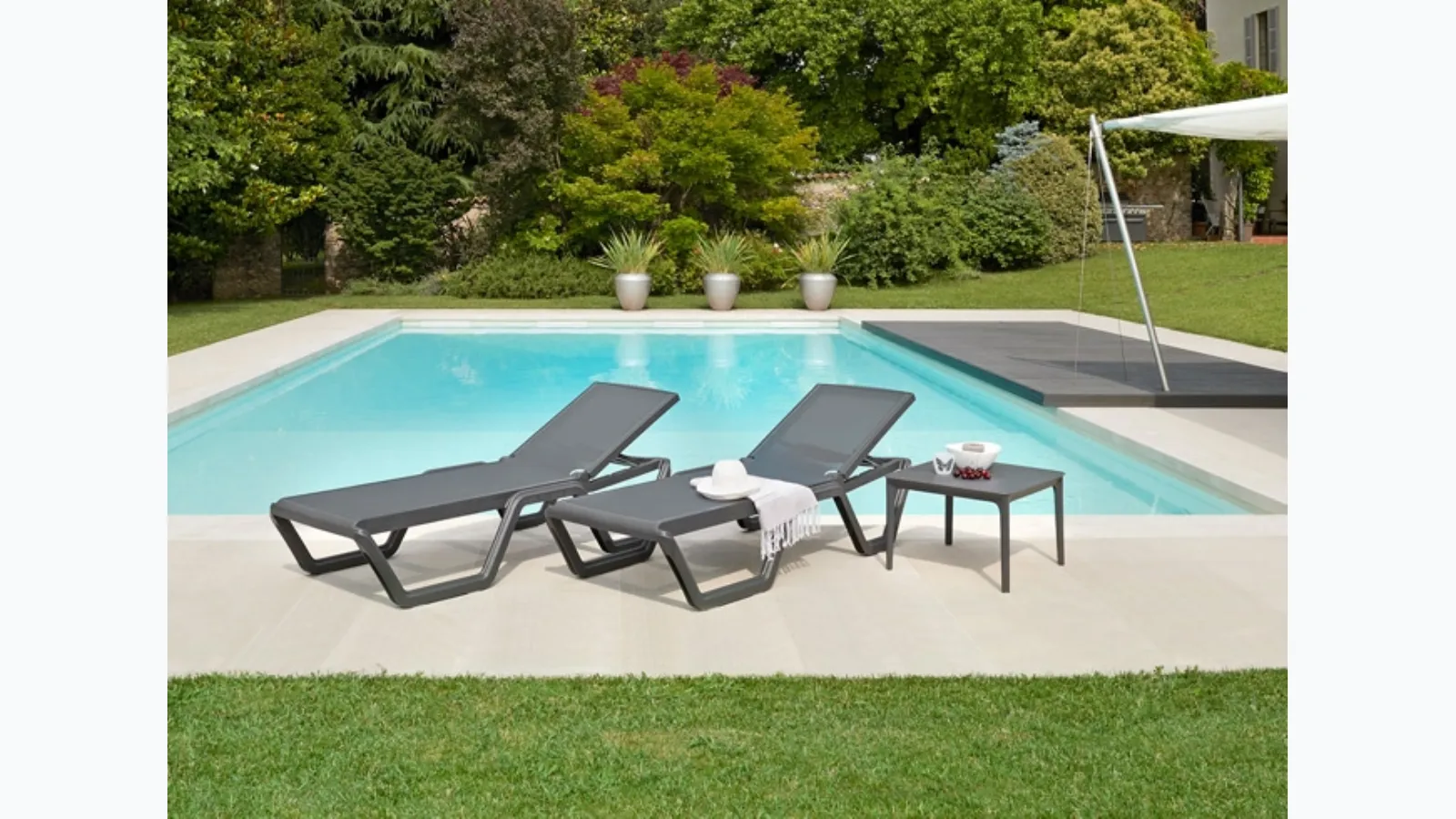 Elegant and functional sunlounger Vela by Scab Design.