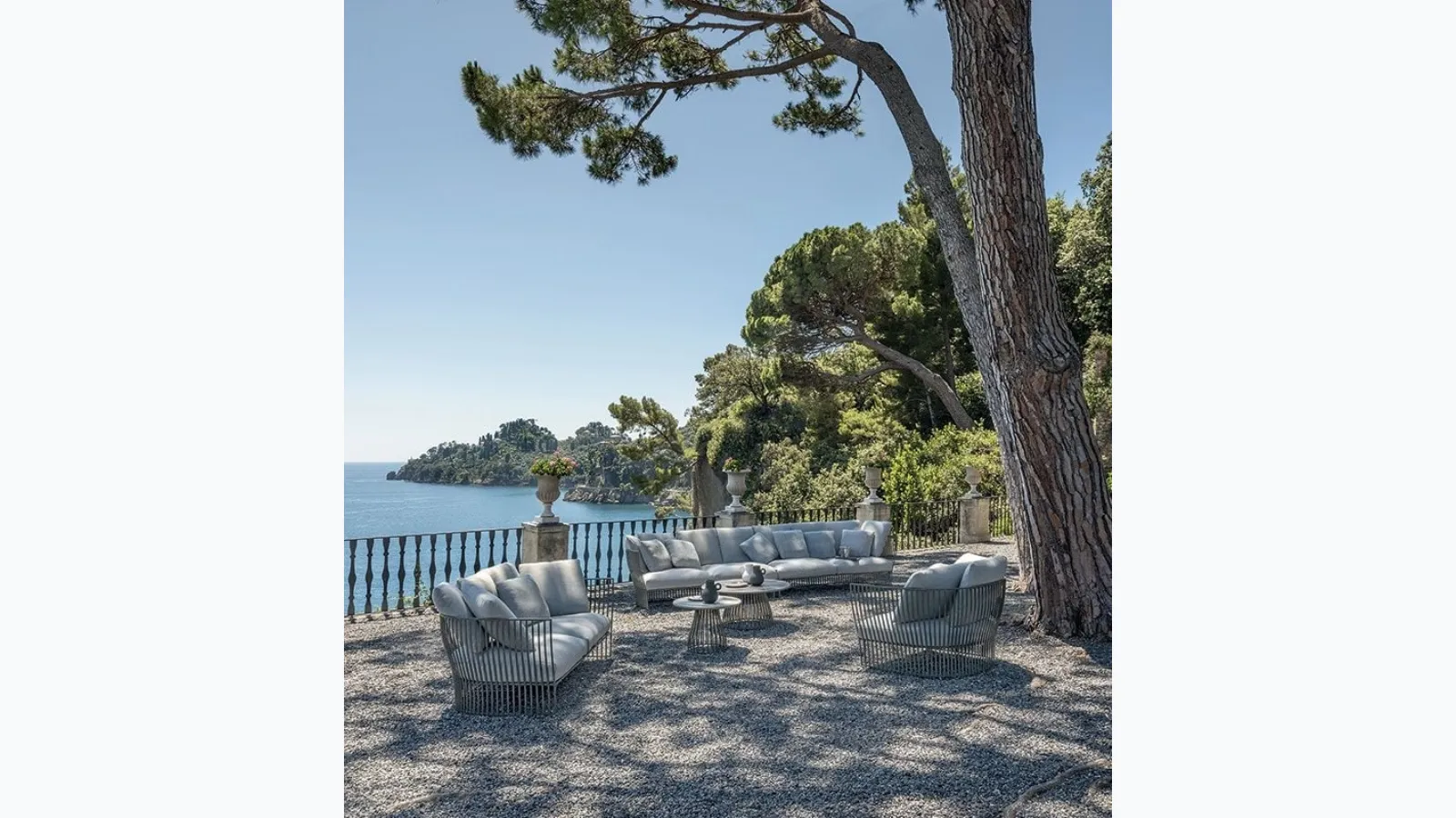 Outdoor lounge in aluminum and Venexia fabric by Ethimo.