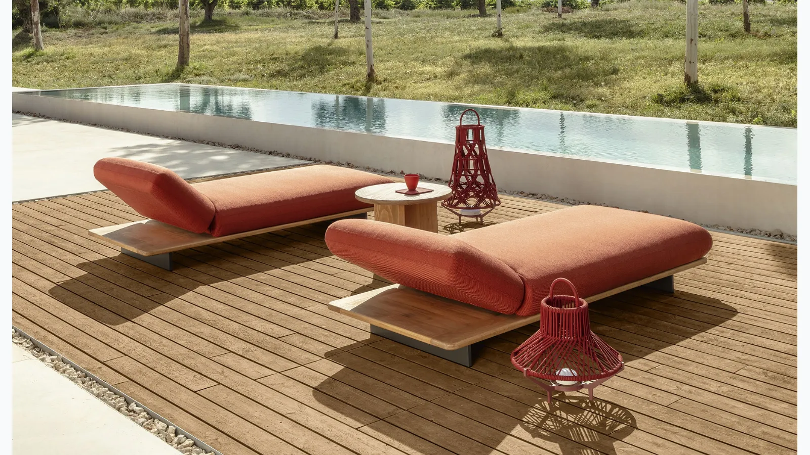 Venice sun lounger in fabric and Talenti wood.