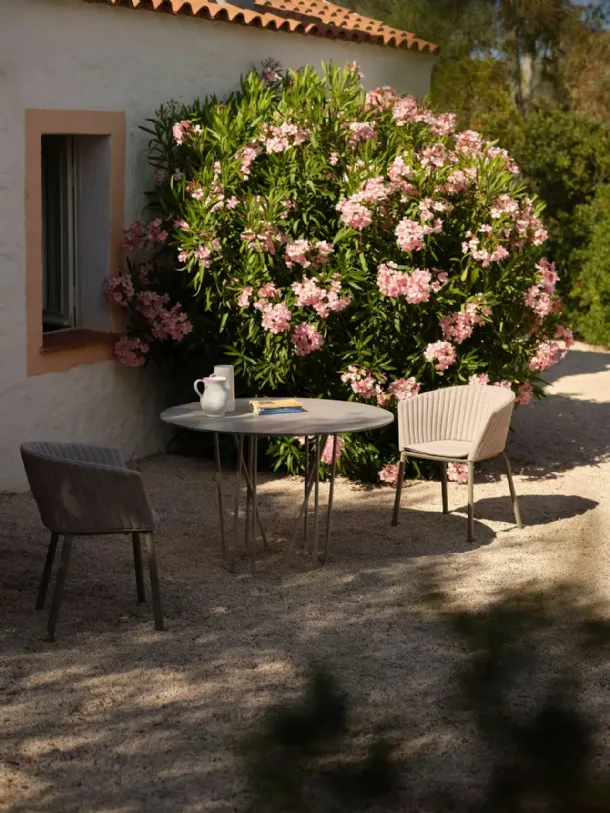 Wild round table by Fast.