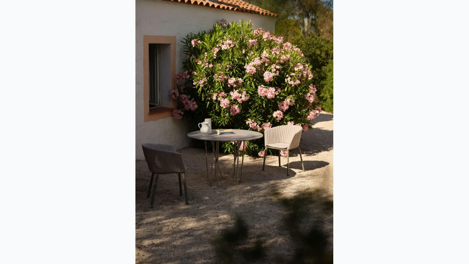 Wild round table by Fast.