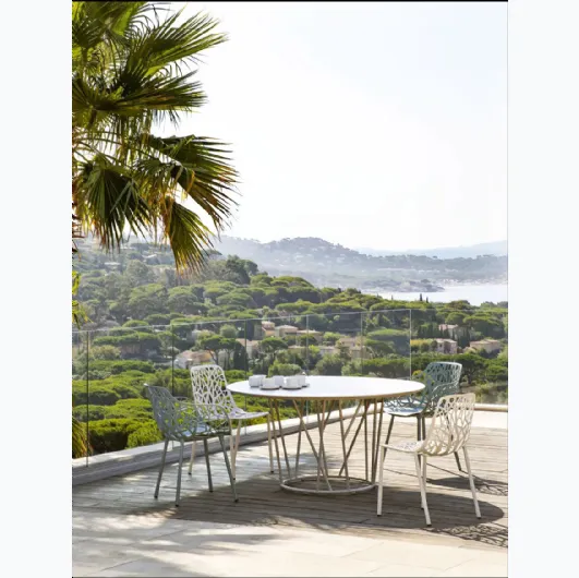 Round table in painted aluminum Wild by Fast