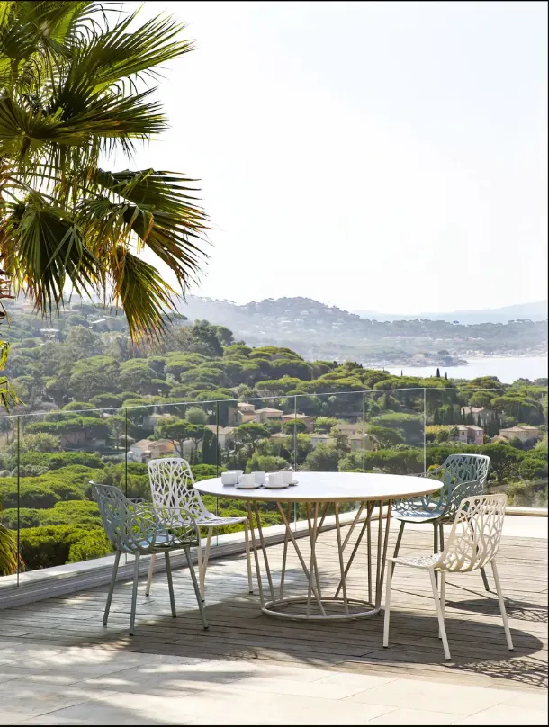 Round table in painted aluminum Wild by Fast