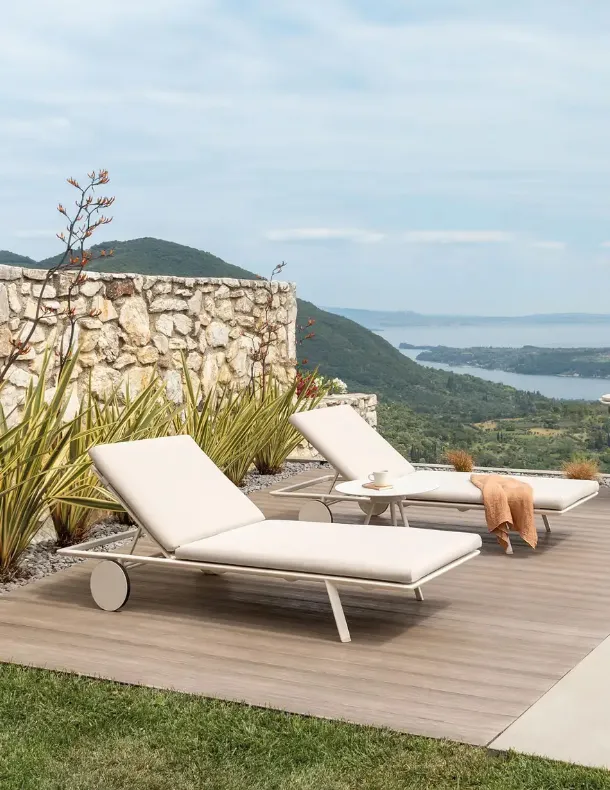 Aluminum painted lounger with Zebra fabric by Fast.