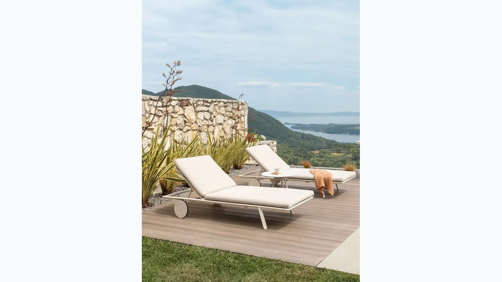 Aluminum painted lounger with Zebra fabric by Fast.