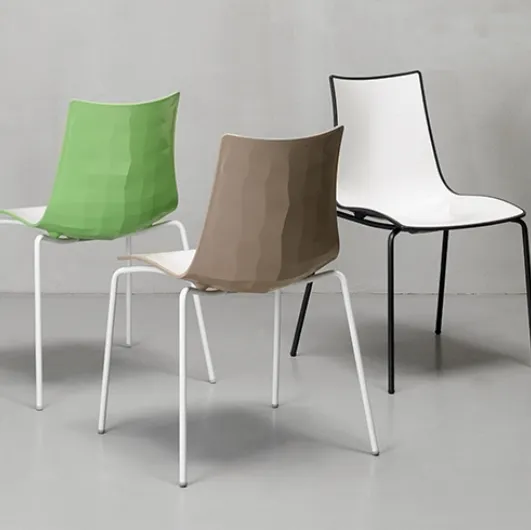 Outdoor chair with two-tone shell, glossy interior and glossy faceted Zebra surface exterior by Scab Design.