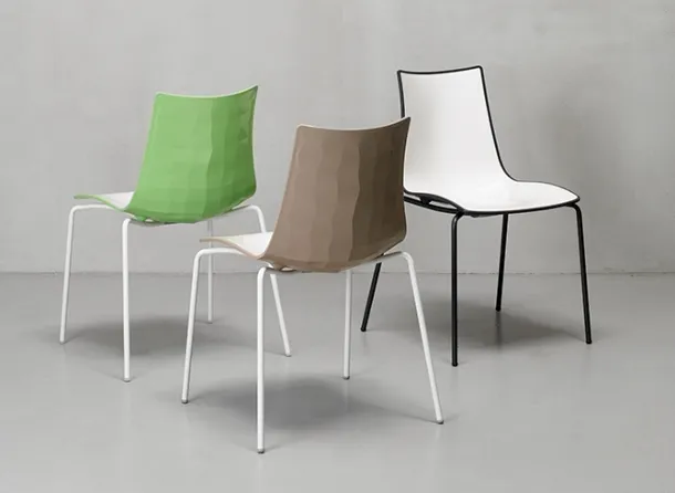 Outdoor chair with two-tone shell, glossy interior and glossy faceted Zebra surface exterior by Scab Design.