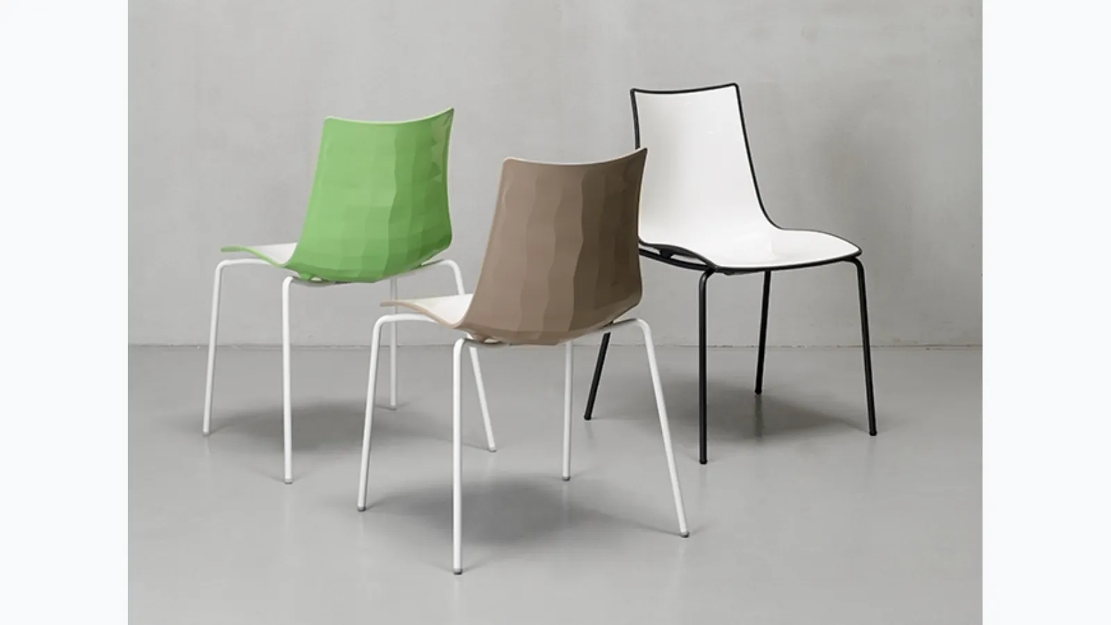 Outdoor chair with two-tone shell, glossy interior and glossy faceted Zebra surface exterior by Scab Design.