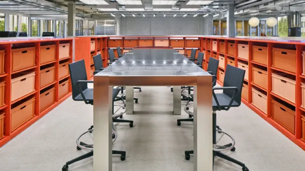 Operative 04 Counter by Vitra