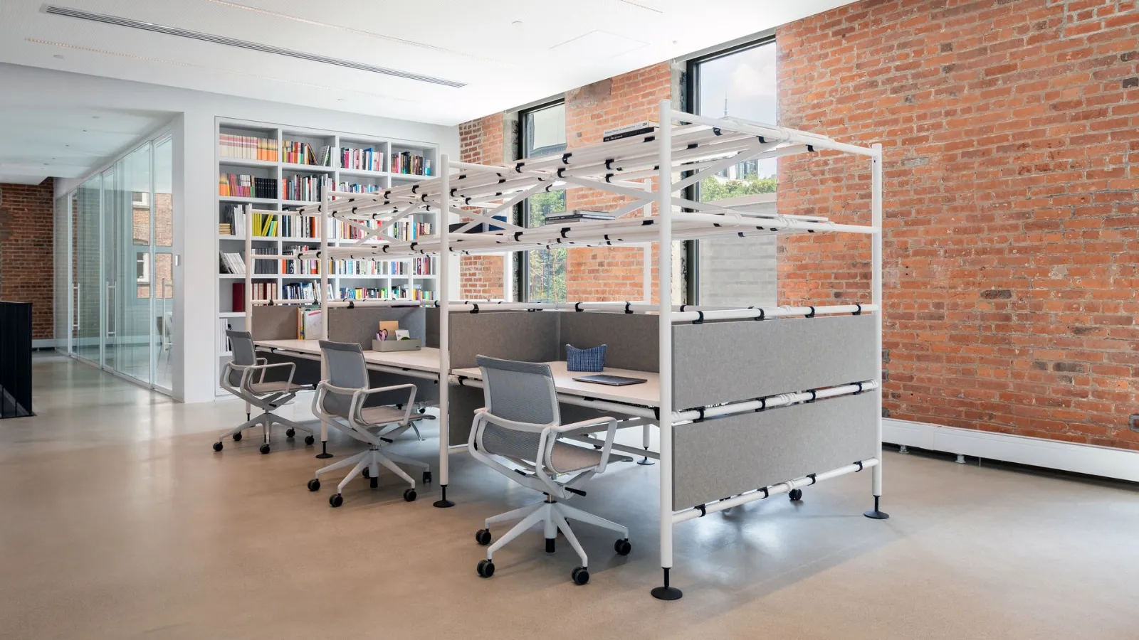 Vitra's Comma operational desk.