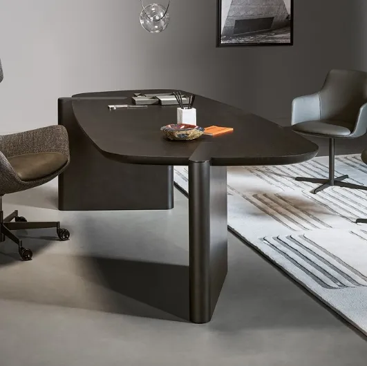 Executive wooden desk Flatiron by Bonaldo.