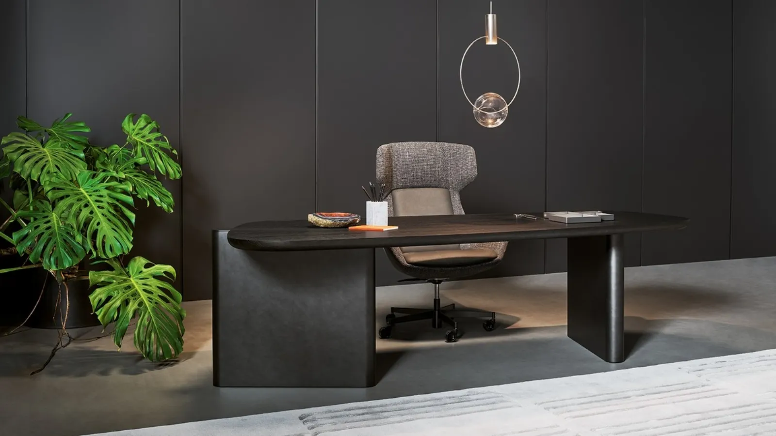 Flatiron wooden executive desk by Bonaldo