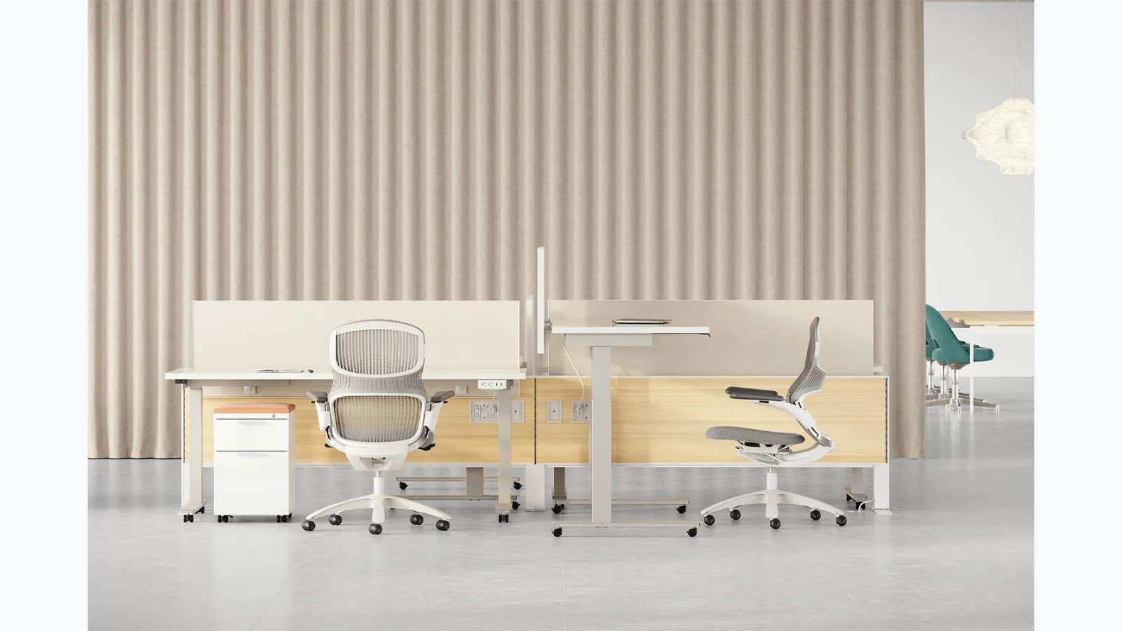 The Knoll Lev Operational Desk